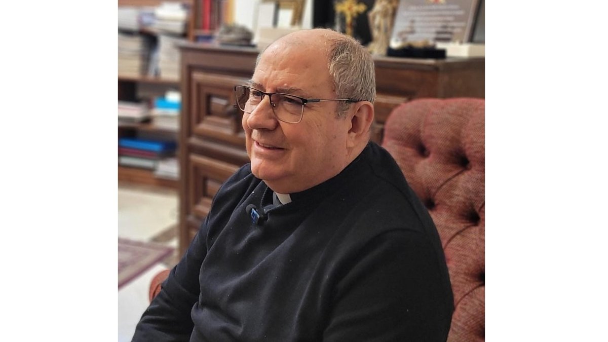 D. Juan Pedro Sánchez Gamero, Deán y archivero capitular de la Catedral de Toledo, Primada de España, durante la entrevista sobre el VIII Centenario.