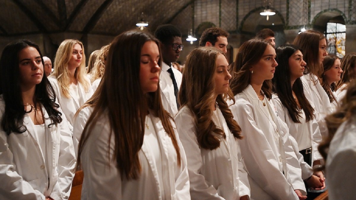 Estudiantes de enfermería de la Catholic University of America, escuela de Conway, en su ceremonia bendición de manos y bata blanca