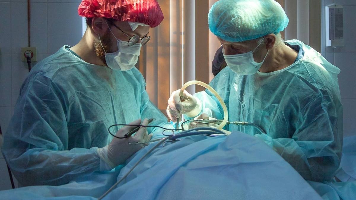 Las intervenciones de cirugía de género son irreversibles y de beneficio indeterminado: ¿está un adolescente en situación de valorarlas?