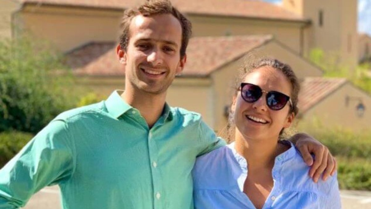 Astrid y Côme Besse, fundadores de Divine Box delante de la Abadía de Barroux