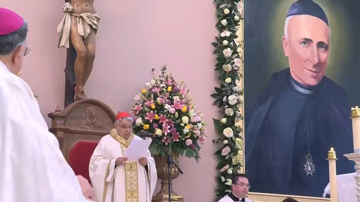 Semeraro evocó la vida del nuevo beato como la de un sacerdote que jamás se apartó de quienes sufrían.