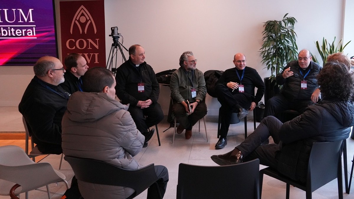 Sacerdotes de la diócesis de Madrid hablan en Convivium, en uno de sus 28 grupos de trabajo