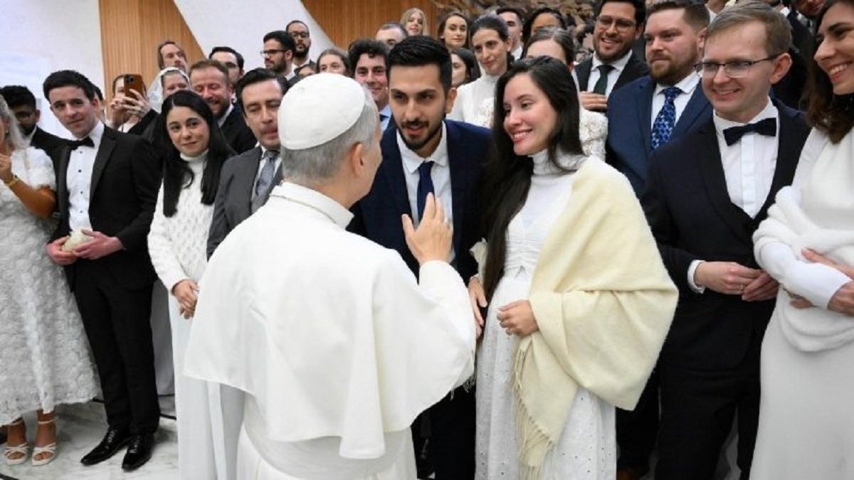 El Papa León XIV saluda a los recién casados al final de su catequesis del miércoles, como es costumbre