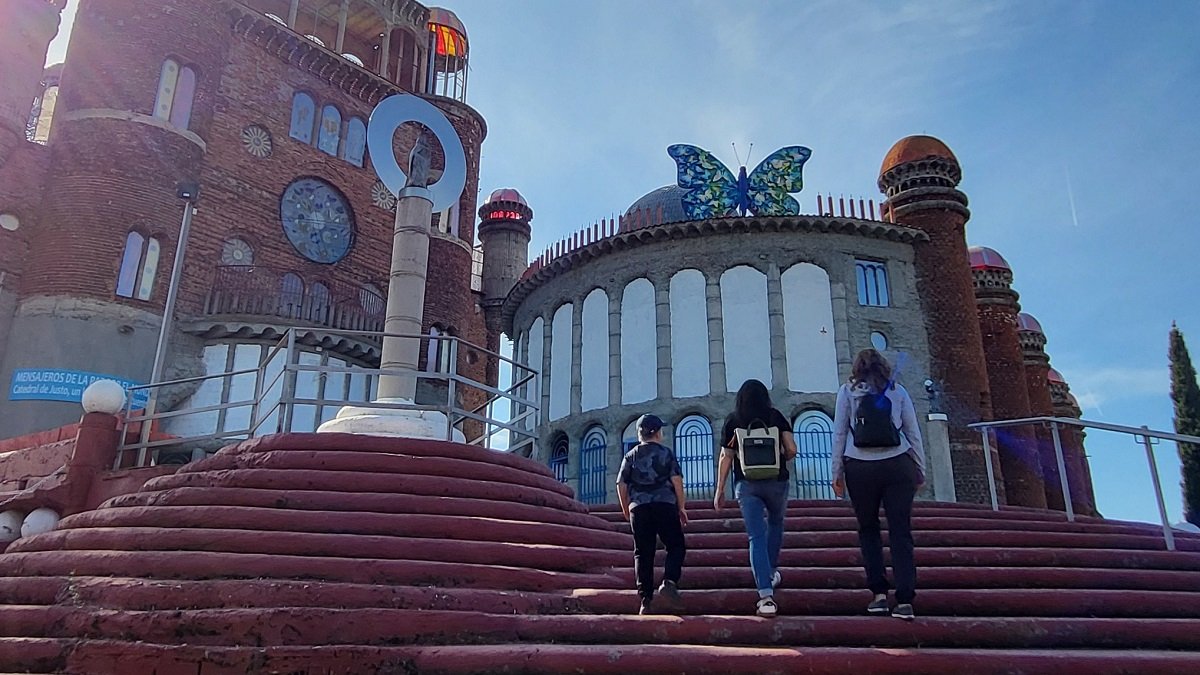 Visitantes en la entrada de la catedral de Mejorada, o catedral de Justo, con la Virgen del Pilar, en 2025