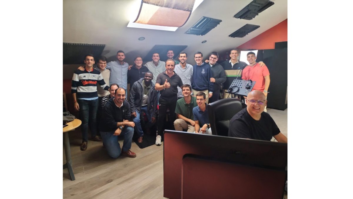 El equipo creativo de San José del Evangelio en plena grabación: talentos diocesanos unidos por la Providencia.