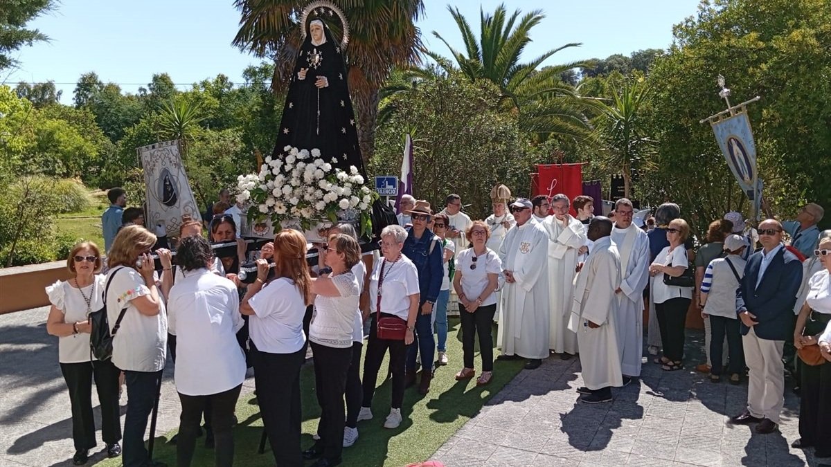 José Rodríguez Carballo, arzobispo de Mérida-Badajoz, bendiciendo en 2025 los terrenos que acogerían una casa para peregrinos del santuario de La Codosera.