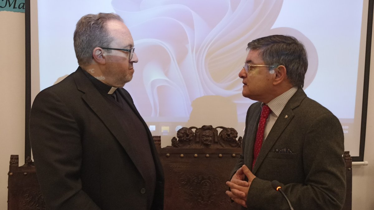 El Dr. Martín Ibarra departe, minutos antes del inicio de la Jornada de Cáceres, con el Dr. Martín Rubio.