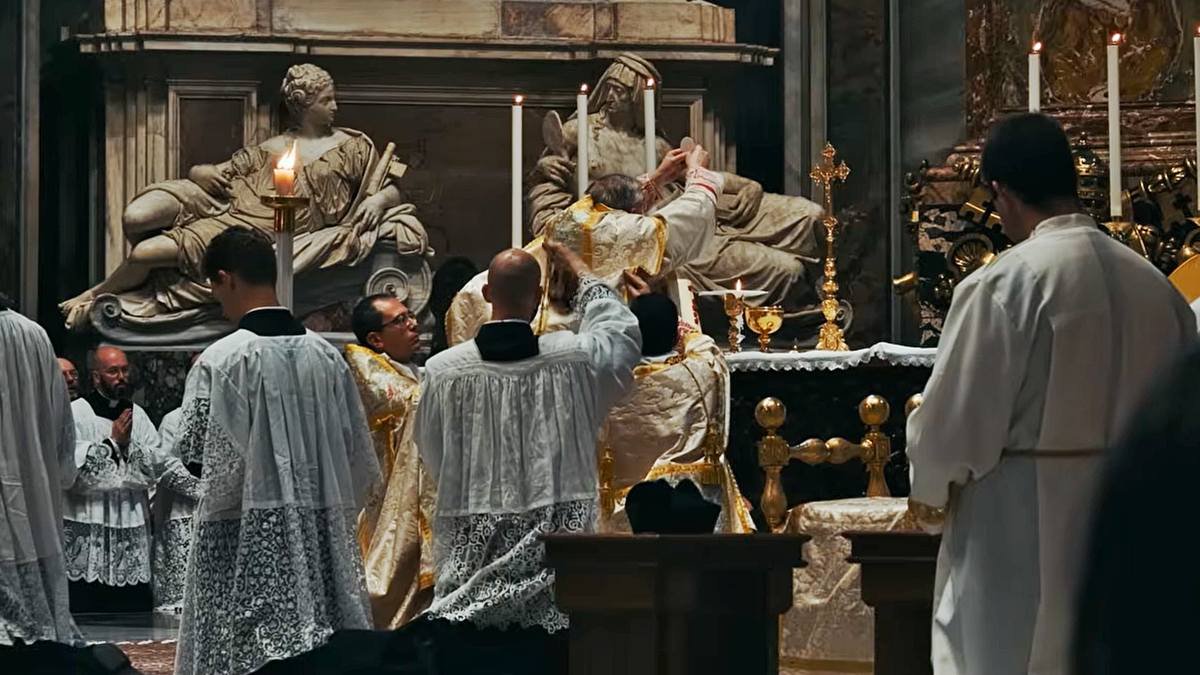 El cardenal Raymond Burke celebra misa tradicional en la basílica de San Pedro el 25 de octubre de 2025.
