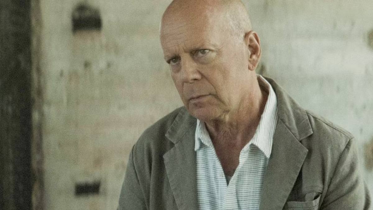 Bruce Willis, aunque joven (n. 1955), sufre un severo deterioro cognitivo. En la imagen, en 'Wake [Assassin]', su última película.