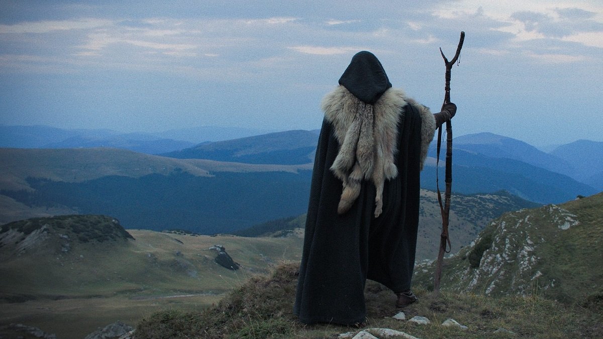 Merlín en El Ciclo de Pendragón, de DailyWire+, es un druida pero también un cristiano sincero, hijo del bardo Taliesin