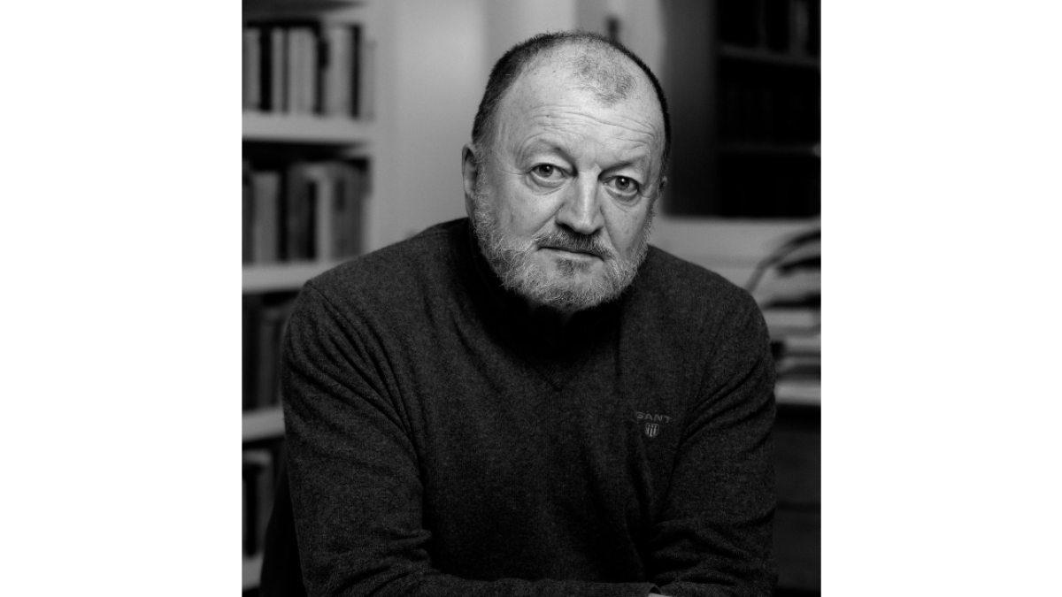 Alejandro Gándara, entre sus libros (Jeosm ©, Galaxia Gutenberg)