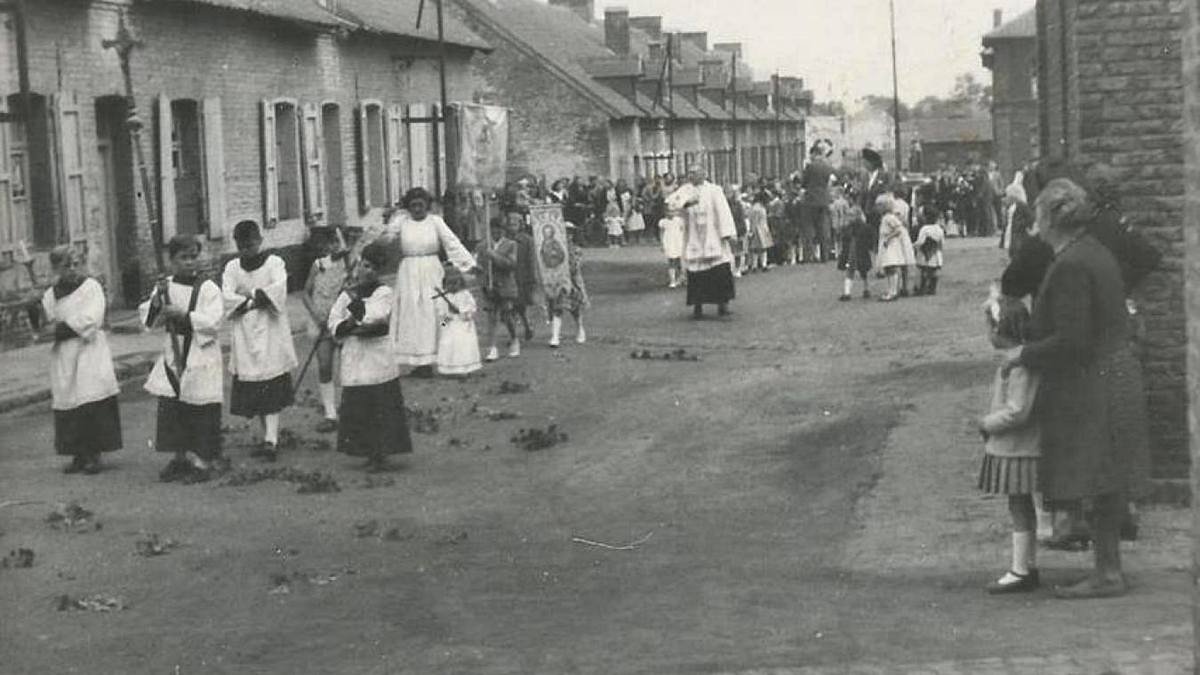 Una procesión religiosa en la Francia de los años 60.