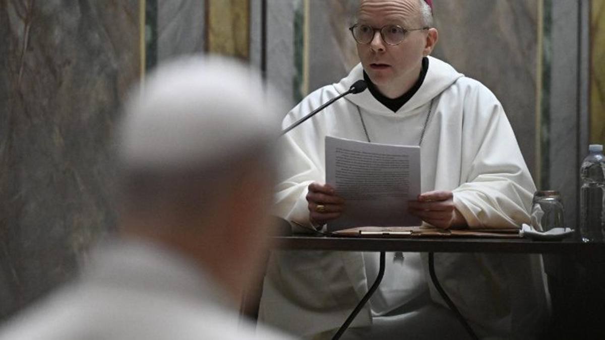 El obispo Erik Varden se dirige a la Curia, con el Papa en primer término.
