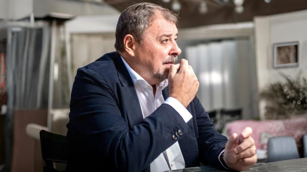 Aquilino Cayuela, filósofo moral y narrador, durante un momento de reflexión personal.