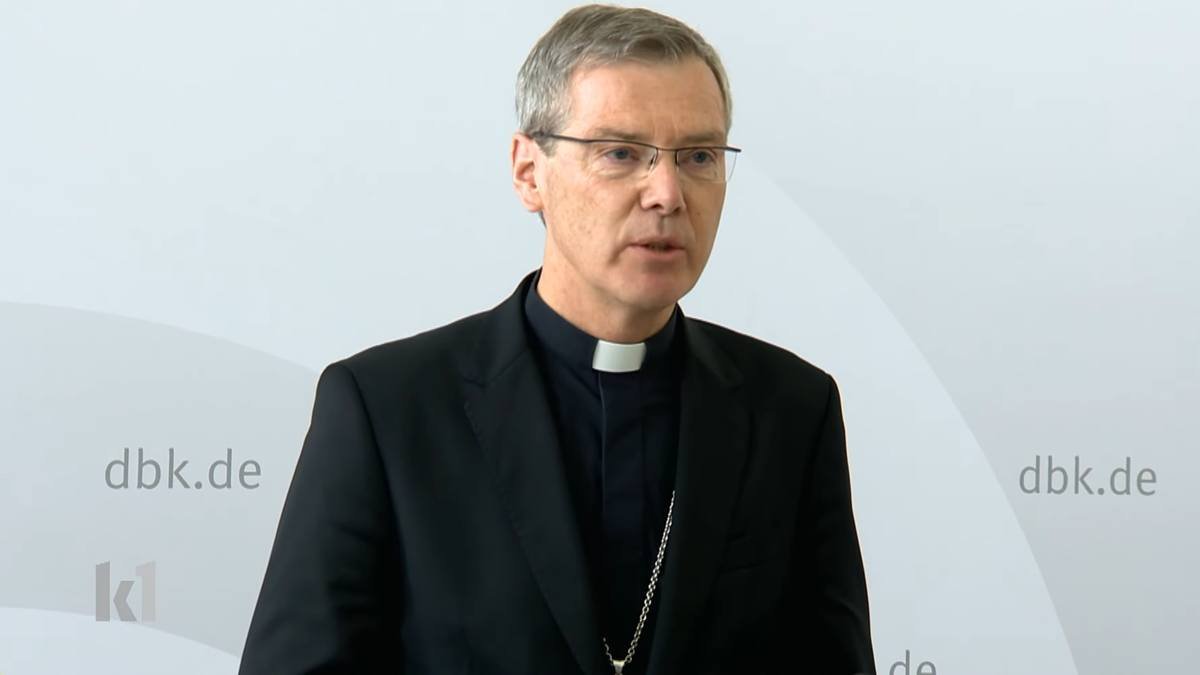 Heiner Wilmer, durante una de sus primeras ruedas de prensa como presidente de los obispos alemanes.