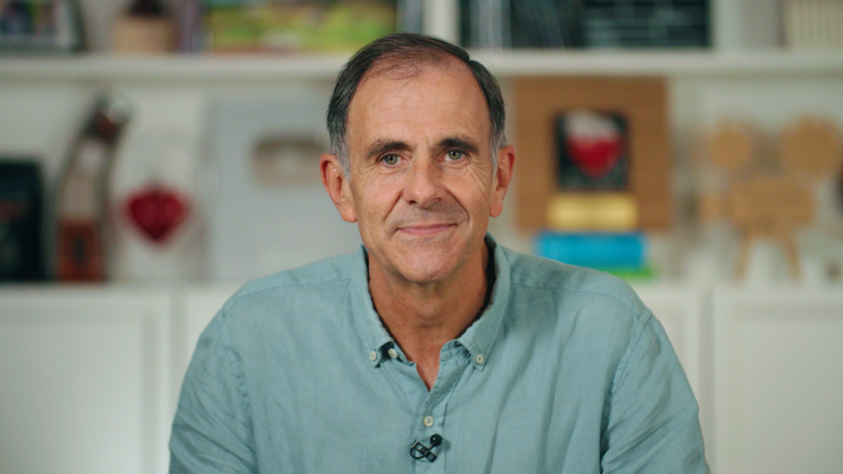 El cineasta, en plena preparación de LEONAS, su nuevo largometraje sobre el poder sanador del amor y la entrega de tantas madres.