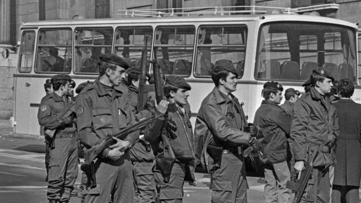 Un cordón policial alrededor del Congreso de los Diputados el 23 de febrero de 1981, día del intento de golpe de Estado