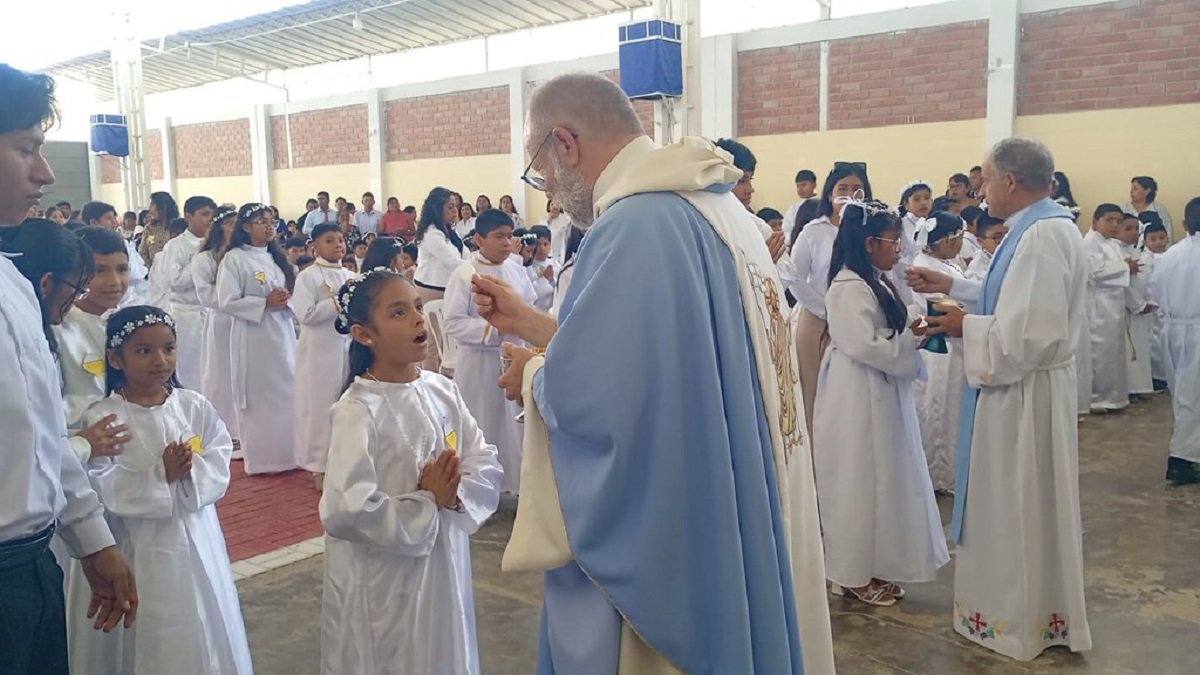 Hernández Belmonte, sacerdote diocesano de Almería, en unas Primeras Comuniones en Pira, Perú, donde es misionero