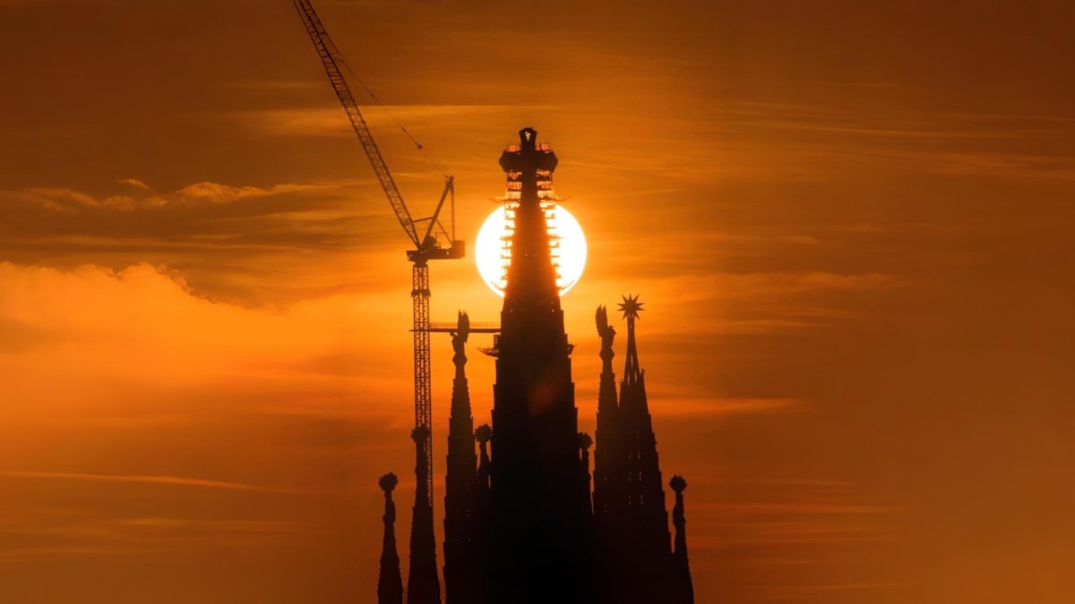 La cruz de Jesucristo culmina la Sagrada Familia al atardecer: árbol de la Vida elevado sobre Barcelona, para que el mundo mire al cielo