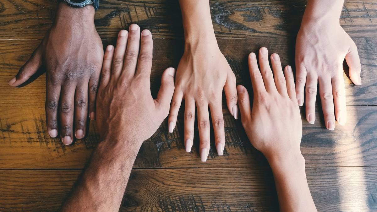 Son iguales porque son manos, pero no son manos iguales. Una imagen que suscita una reflexión.