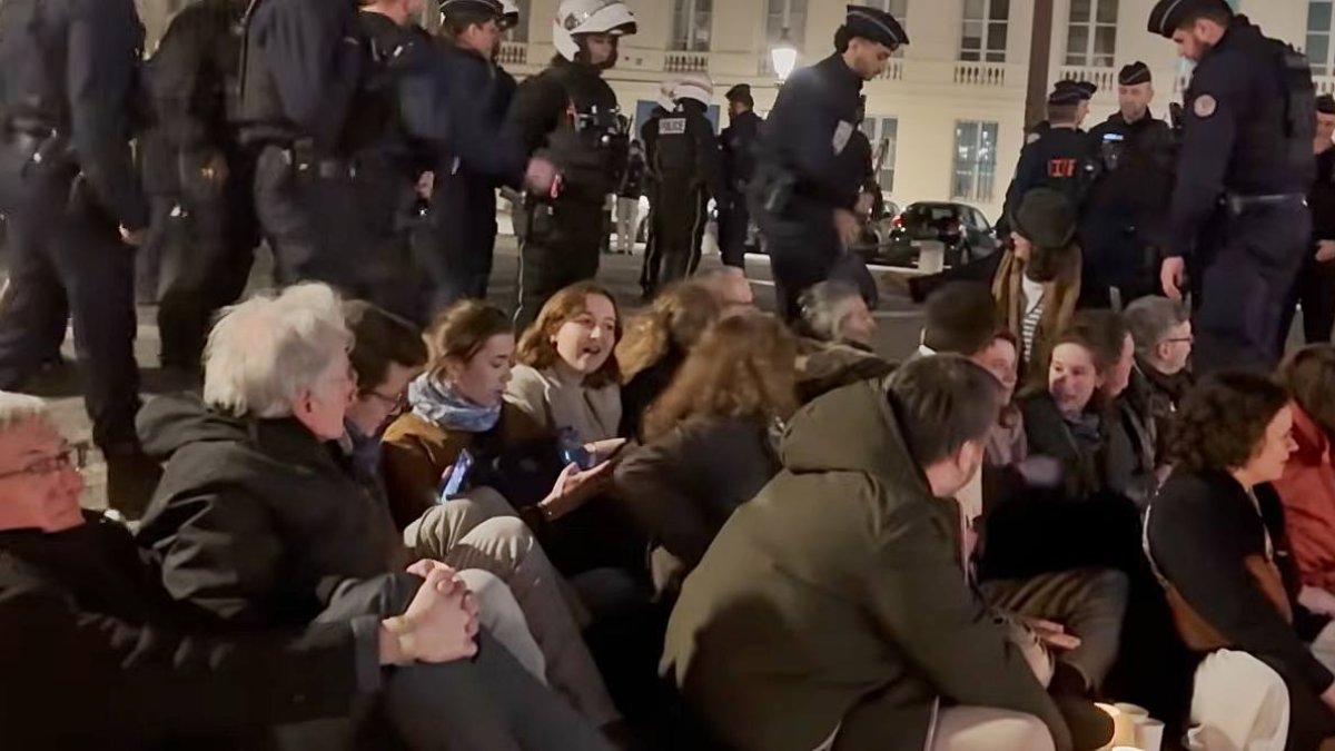 Un momento del acto muestra la desproporción entre los manifestantes y las fuerzas policiales.