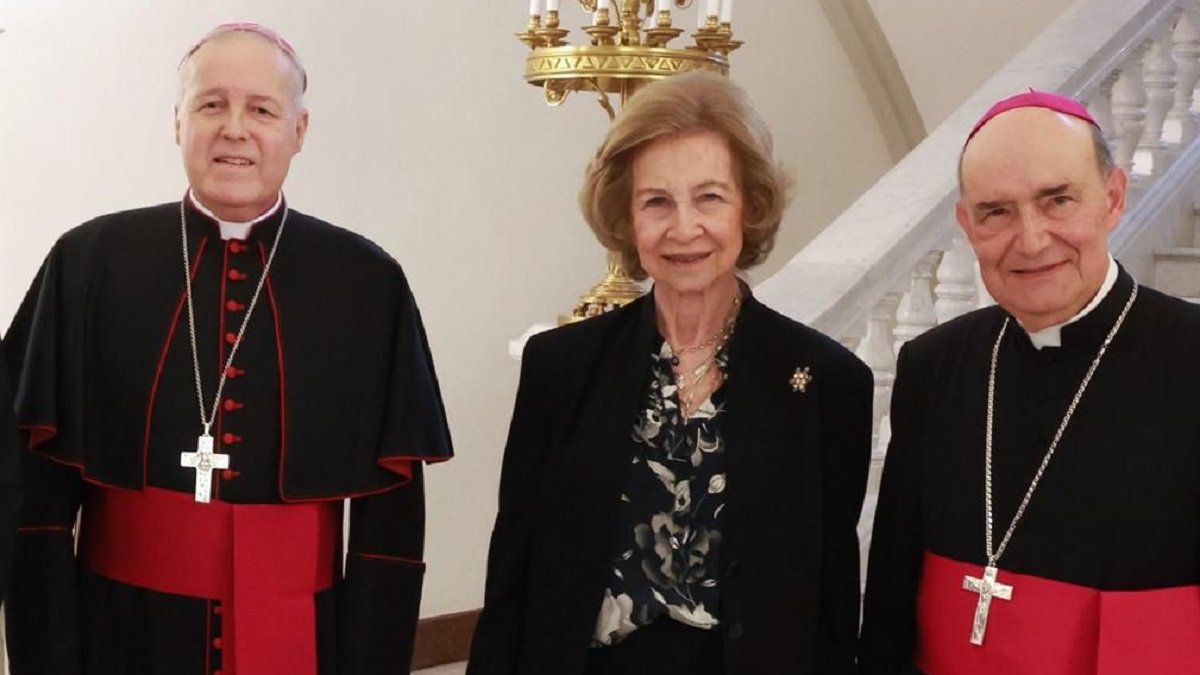 El arzobispo Iceta de Burgos, la Reina Sofía y el arzobispo emérito Fidel Herráez, en la muestra sobre Picasso y la Biblia de la catedral de Burgos