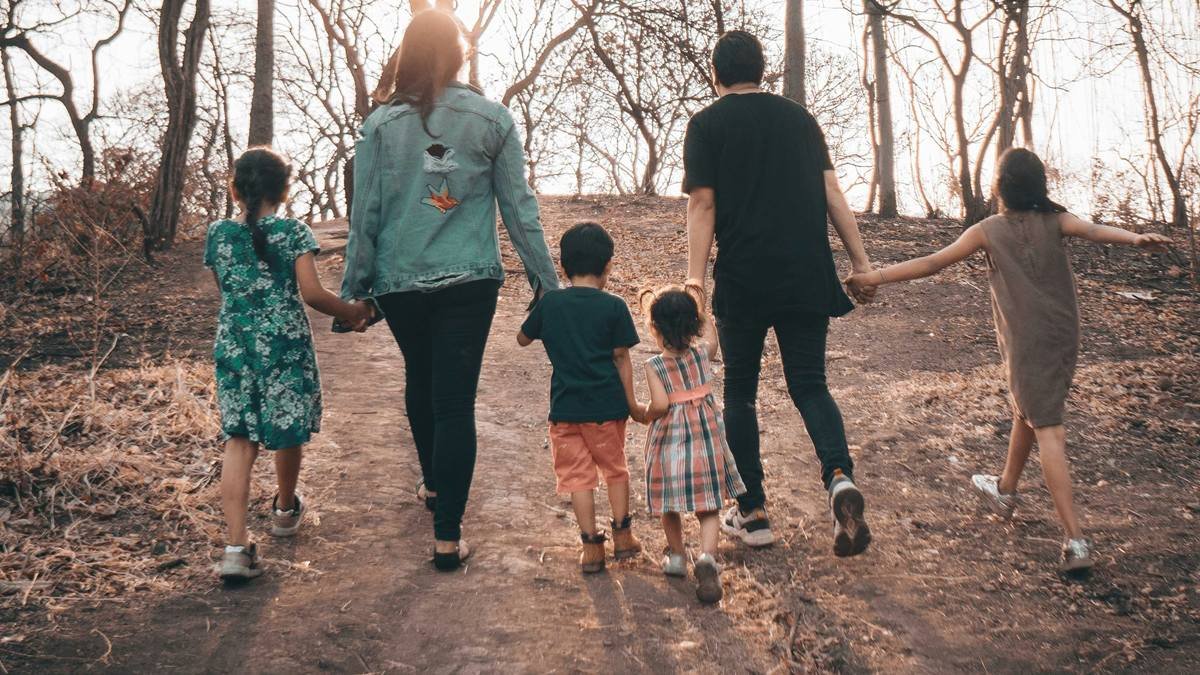 La prioridad familiar de innumerables mujeres es el gran objetivo a batir por el sistema dominado por la ideología feminista.