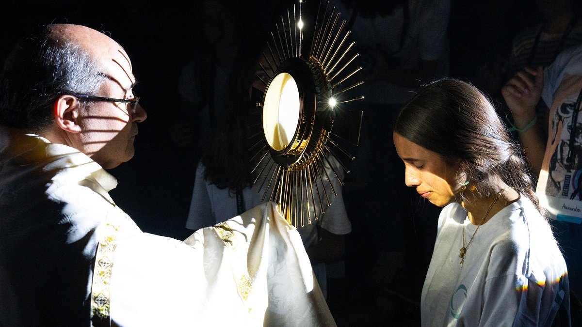 Una joven se emociona ante el Santísimo en un campamento-retiro... ¿hay que mirarlo con sospecha y desconfianza?