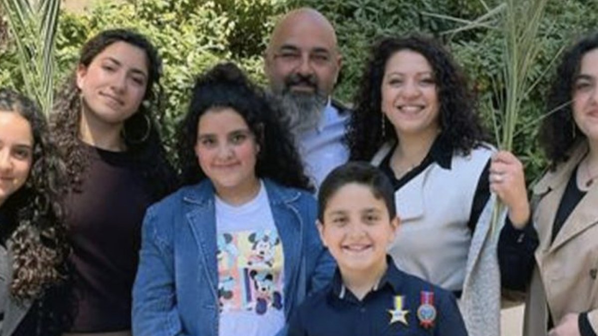 Mario trabajaba como profesor de educación física, pero ahora no hay a quién enseñar.