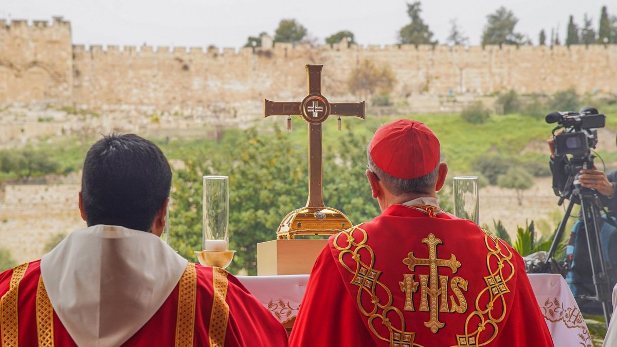 El cardenal Pizzaballa reza por Jerusalén desde Dominus Flevit en la tarde del Domingo de Ramos de 2026