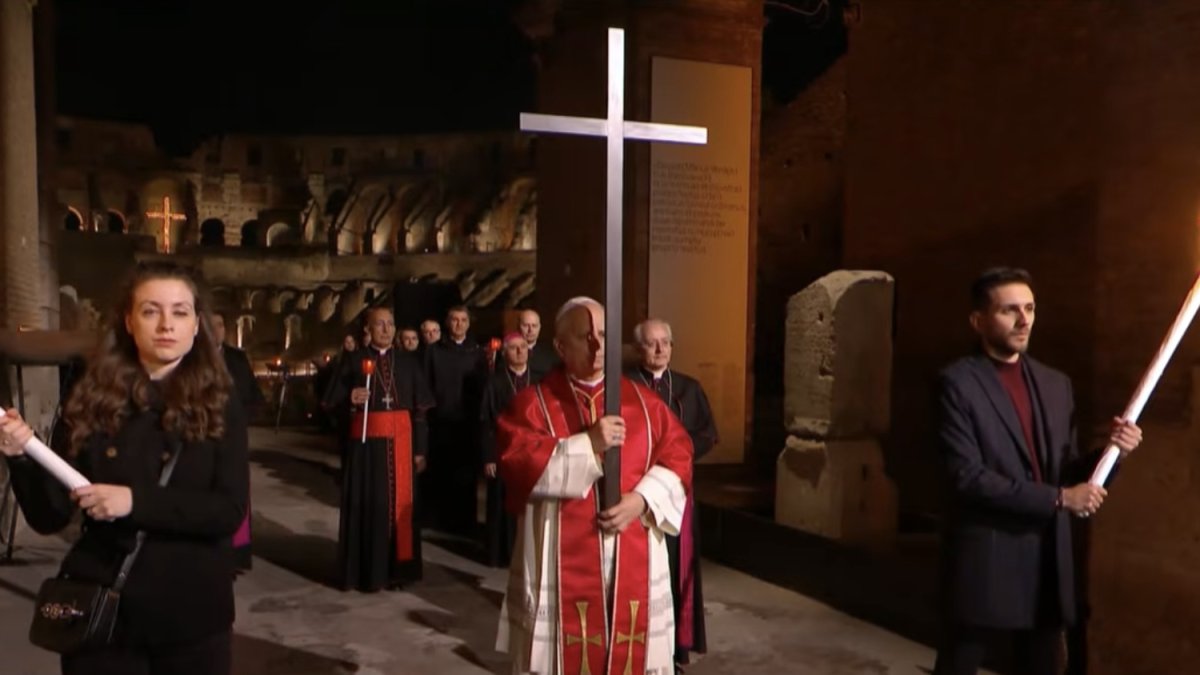 Nunca un Papa había llevado la cruz en las 14 estaciones del Vía Crucis.