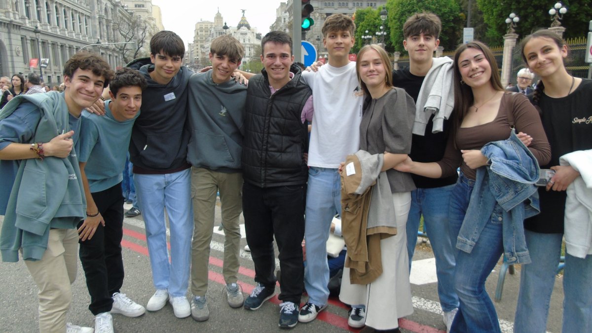 Jóvenes católicos en la Fiesta de la Resurrección, en Pascua de 2026 en Plaza Cibeles de Madrid