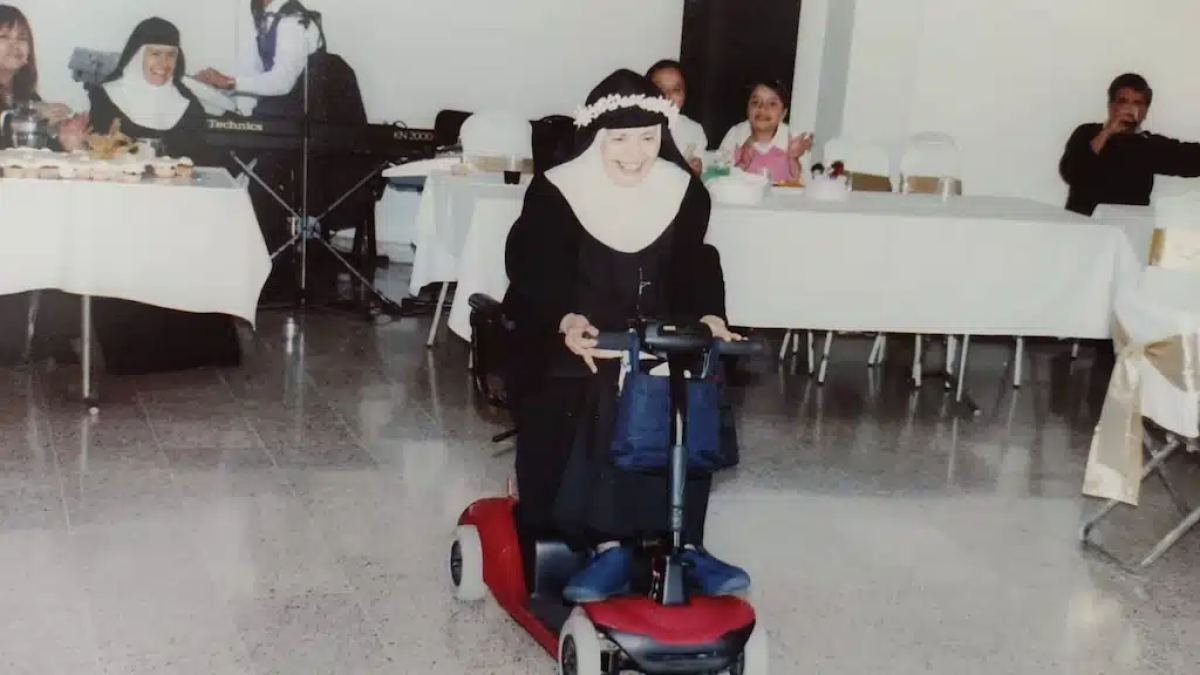 De niña, no solo jugaba: imitaba. Observaba a las monjas rezar, cantar, trabajar en silencio.