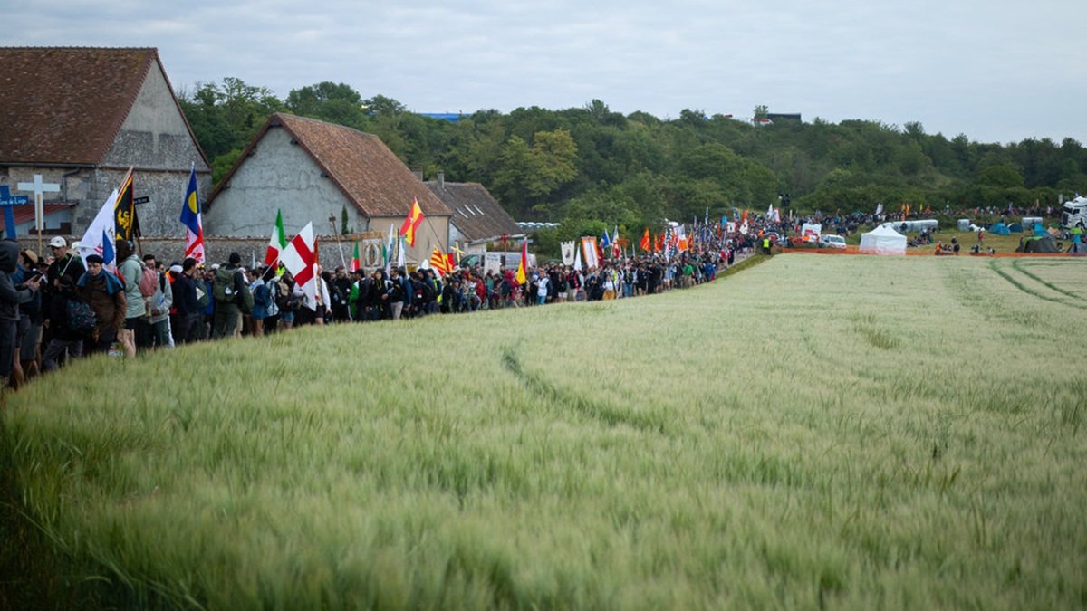 Miles de peregrinos acuden cada año desde todo el globo a la peregrinación de Nuestra Señora de la Cristiandad en París: en la imagen, recorriendo la campiña francesa durante la marcha de 2025.