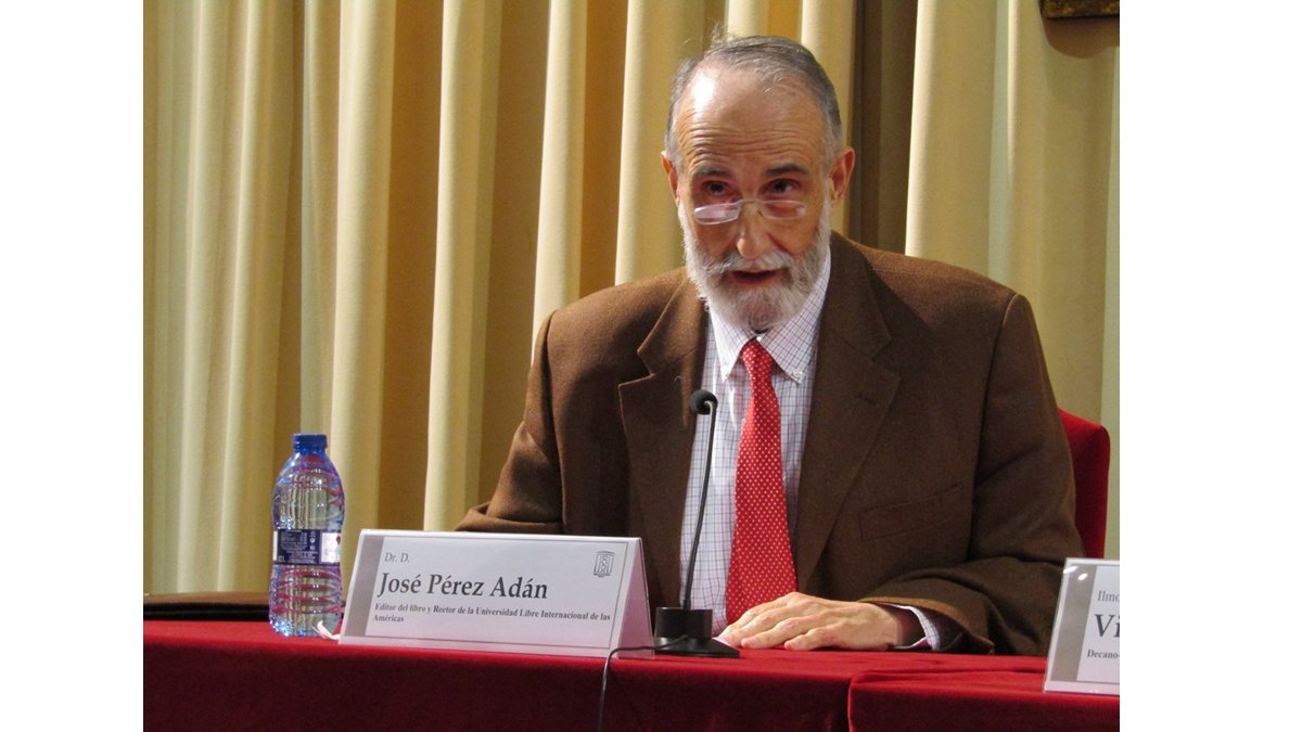 El sociólogo José Pérez Adán, durante la presentación de su propuesta de “pensar lo social como si Dios existiera”