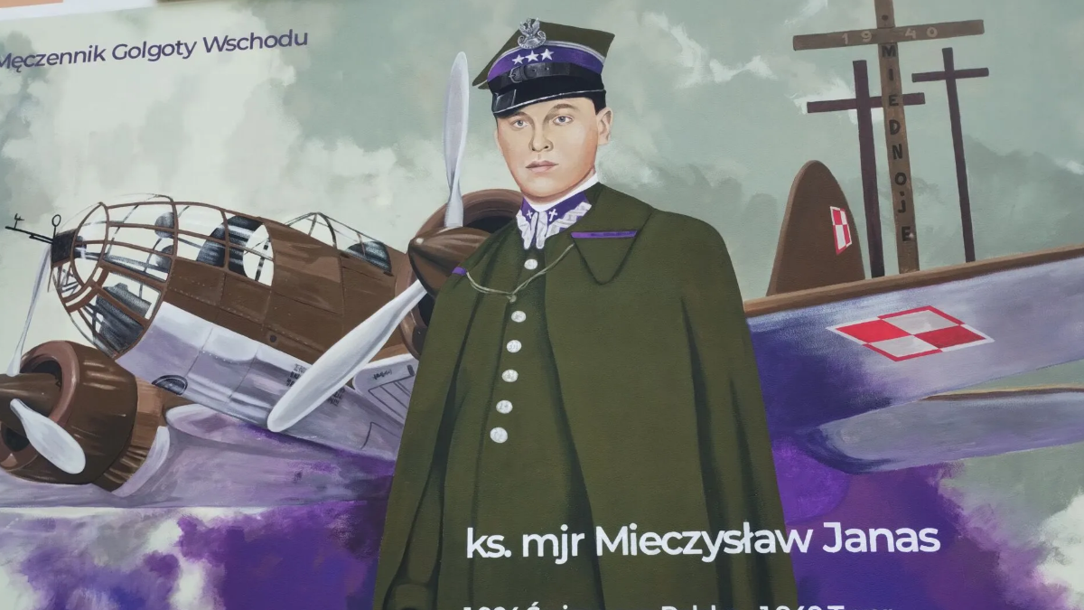 En la fachada del complejo escolar en Świerzowa Polska. Se descubrió y consagró un mural dedicado al padre Janas.