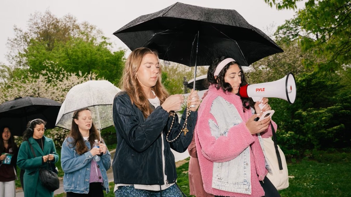 Isabella Orlando, a la derecha, dirigiendo las oraciones en el primer evento de Holy Girl Walk.