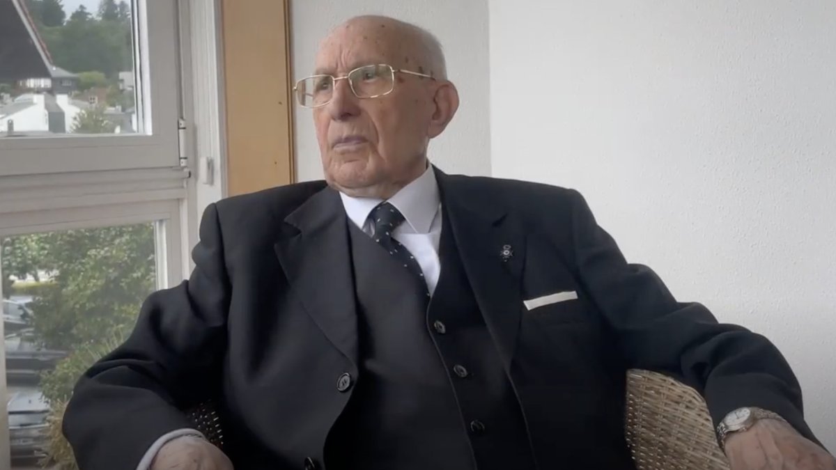 Se ordenó hace 75 años.