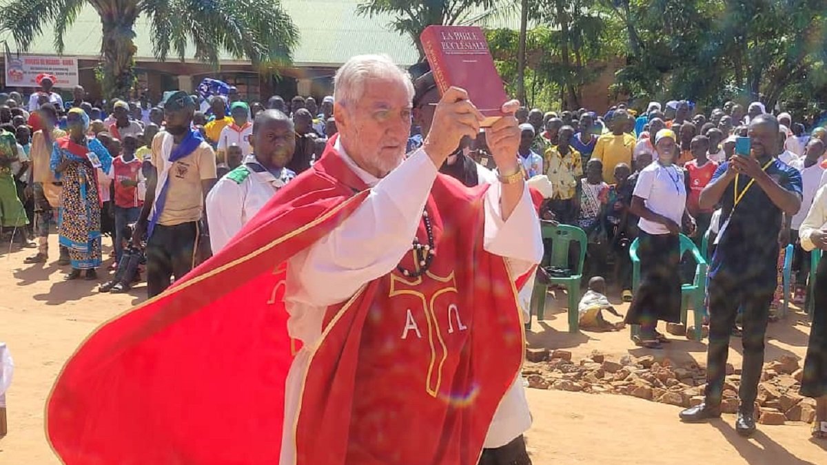 Francisco Ostos, misionero de los Padres Blancos, lleva 53 años en el Congo, ha visto muchos brotes de ébola, y guerras, pero ahora se junta todo