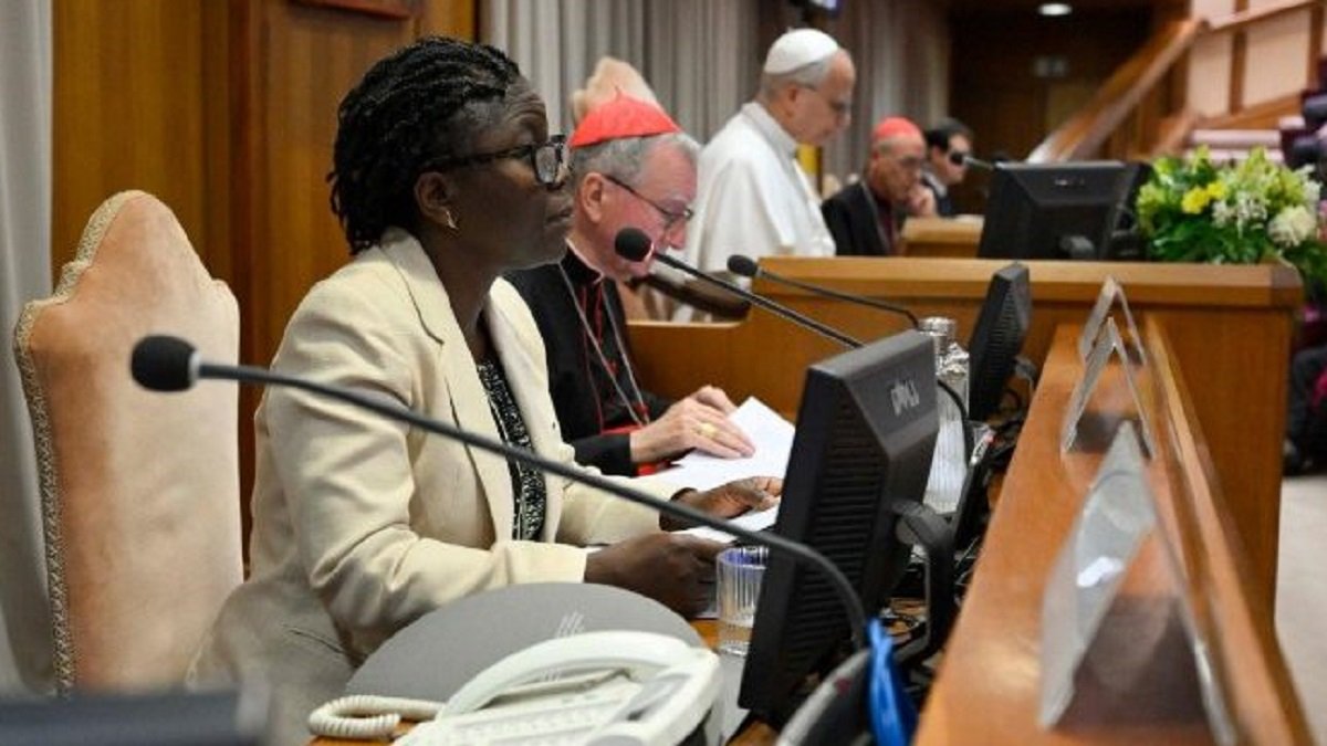 La teresiana Leocadie Lushombo junto al cardenal Parolin al presentar Magnifica Humanitas