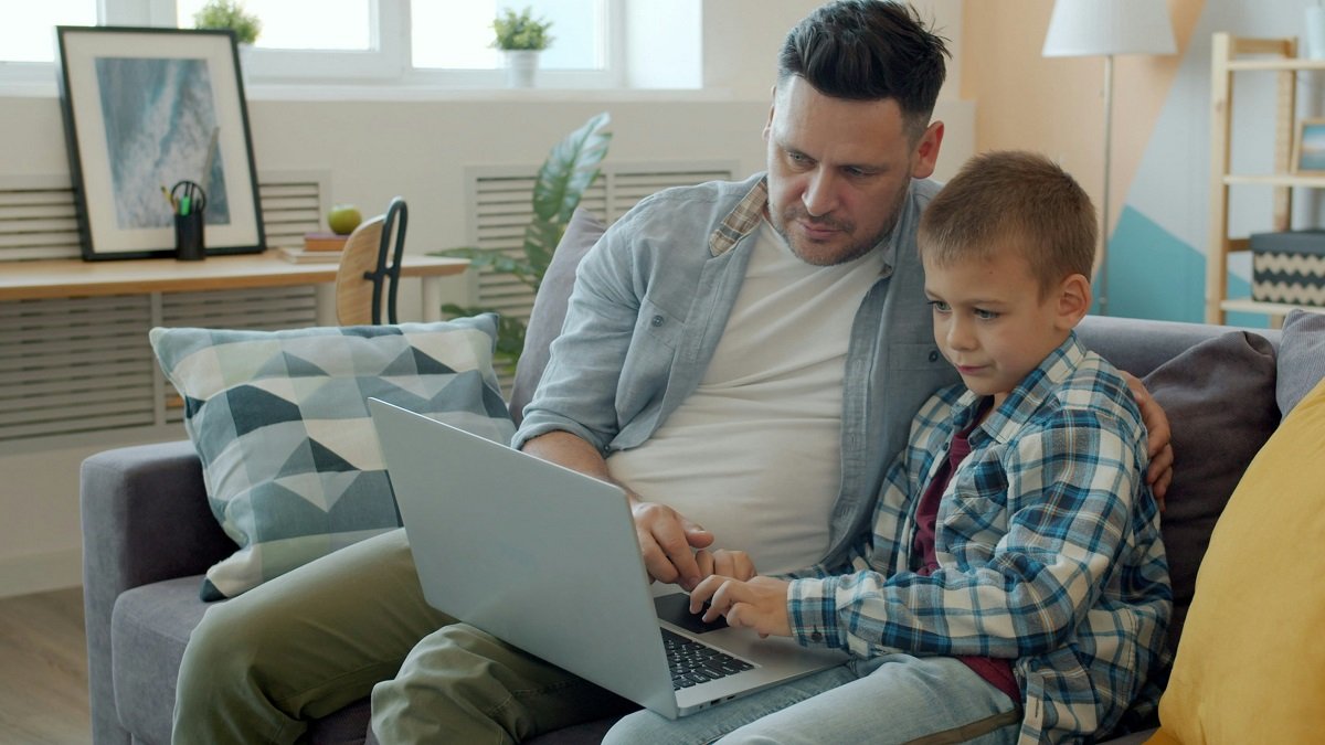 Los padres intentan ayudar a sus hijos a un uso adecuado de las pantallas pero, ¿quién educa y apoya a los padres?