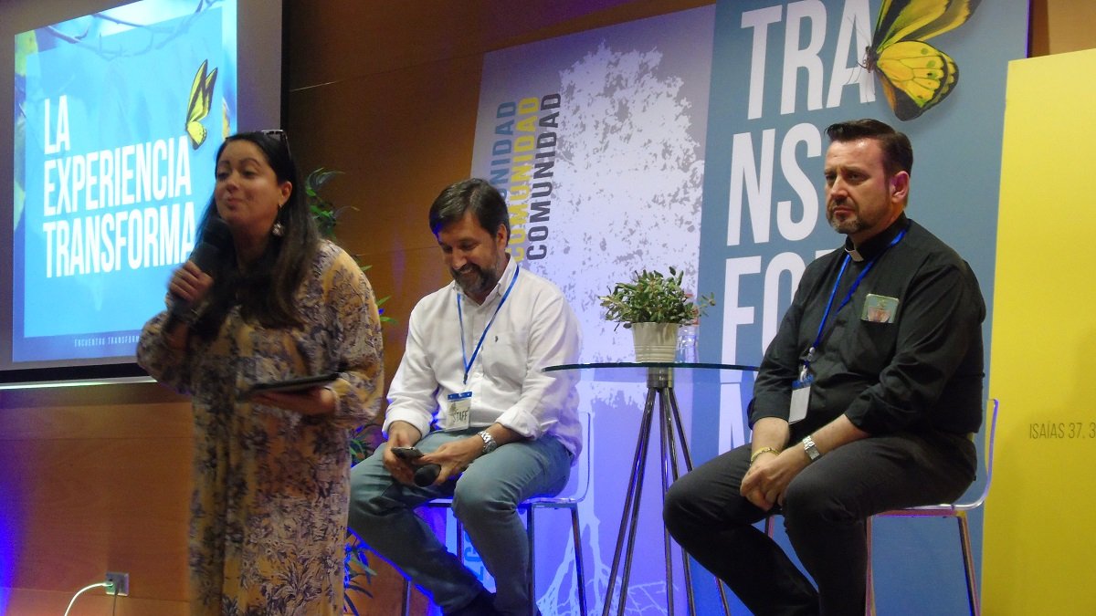 Presentadores de Nunc Coepi en el evento de evangelización Transforma de 2024