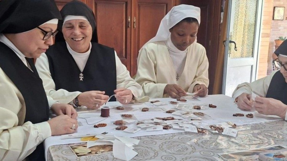 Religiosas contemplativas confeccionando rosarios para la visita del Papa león XIV a España