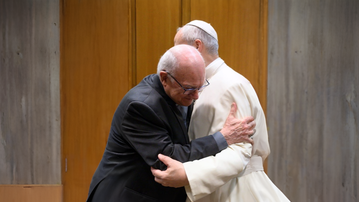 Abrazo del Papa León XIV al P. Ángel Camino, amigos y hermanos agustinos.