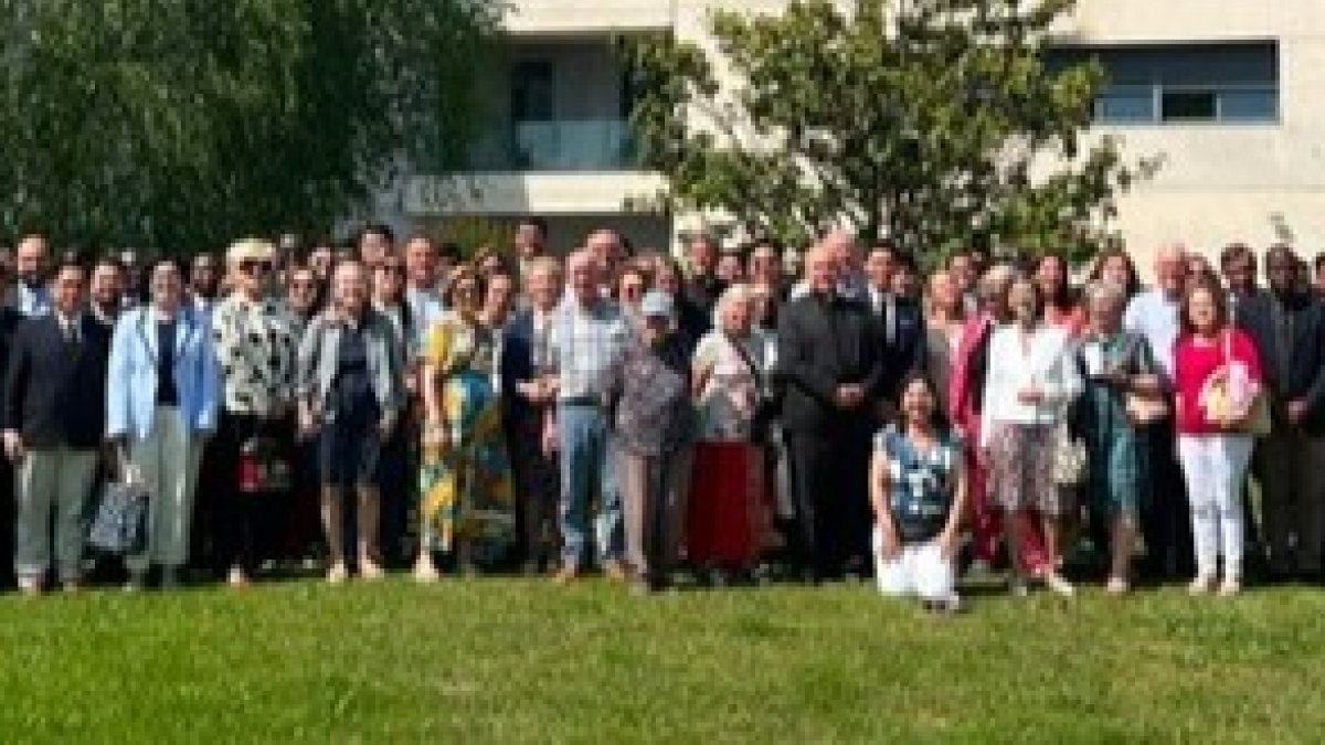 Foto de familia en el Seminario Internacional Bidasoa, el 29 de mayo, junto a los miembros de la Fundación CARF, el rector del seminario, los formadores y los seminaristas.