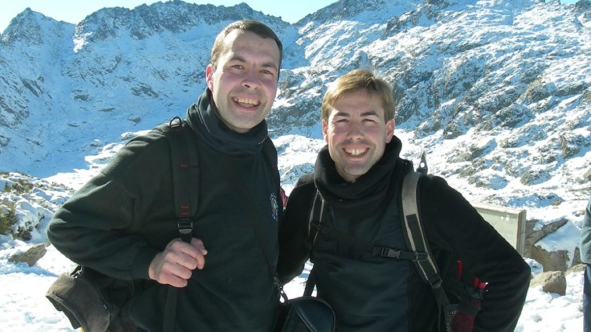 Juan Manuel y su hermano Fernando, en una de sus rutas de montaña: fraternidad, fe y amistad compartida.