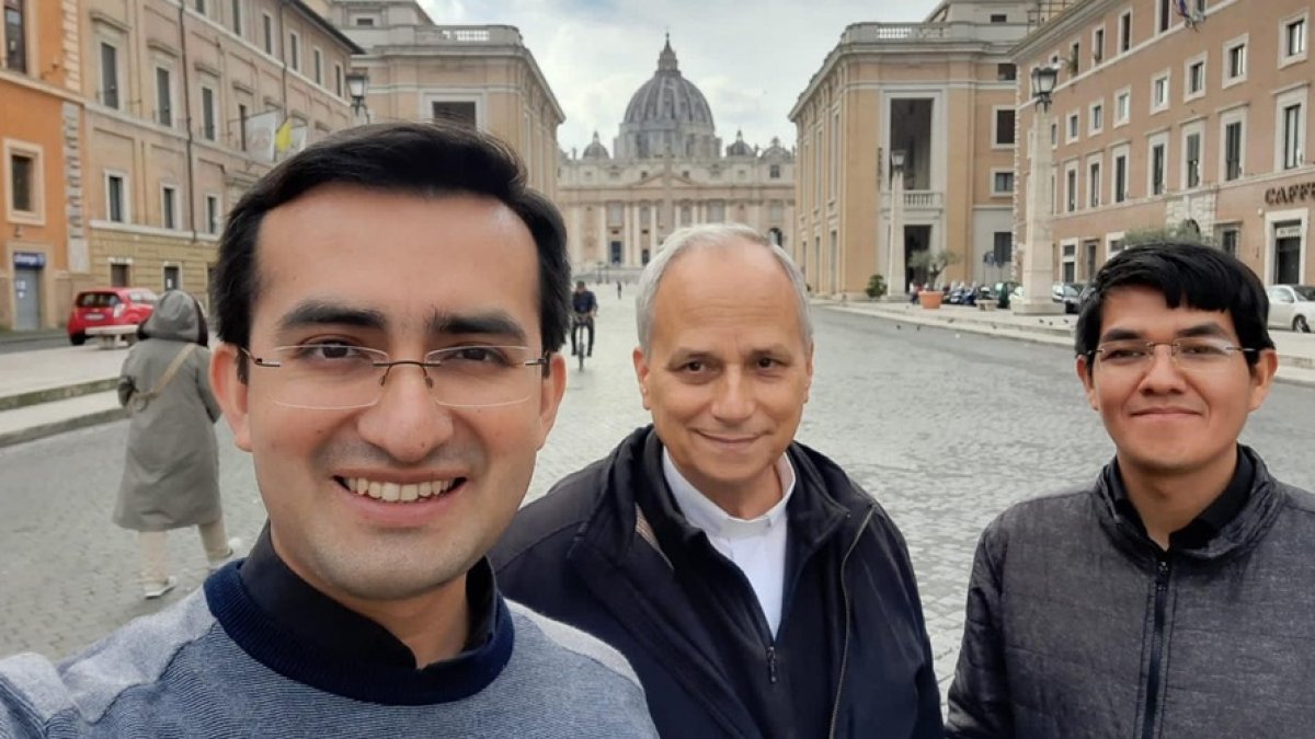 El padre Jasson, en Roma, junto a Robert Prevost —hoy Papa León XIV—, en una visita a la basílica de San Pedro. En primer plano, su secretario personal actual, mons. Edgard Iván Rimaycuna Inga.