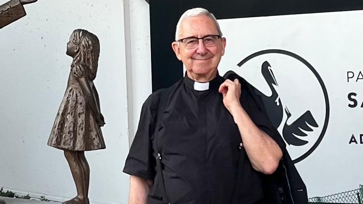Don Manuel Martín, en la parroquia San Manuel González, en San Sebastián de los Reyes, donde colabora desde su jubilación. Don Manuel suele salir de forma desenfadad a evnagelizar por la calle