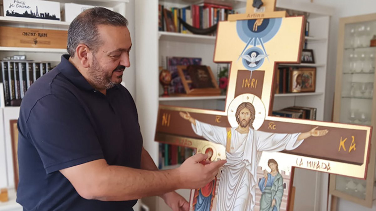 Samuel ha sido el encargado de pintar la cruz.