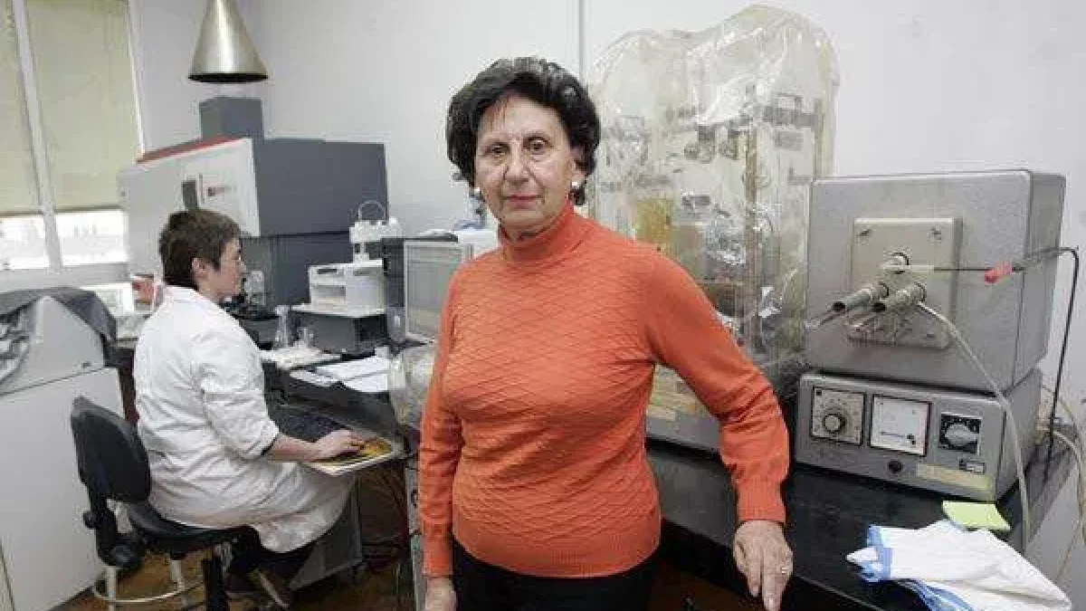 Tarsy Carballas en su laboratorio de edafologia